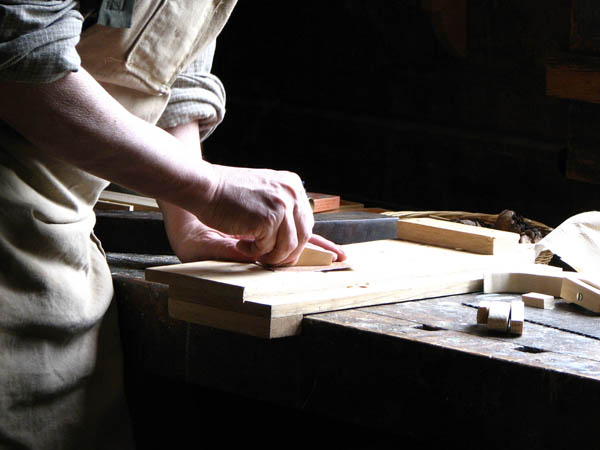 Nuestra <strong>carpinterÃ­a de madera en  Petrer</strong> es una empresa de <strong>herencia familiar</strong>, por lo que  contamos con gran <strong>experiencia </strong>en la profesiÃ³n.